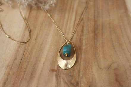 collier origine en laiton doré et perle de turquoise, bijou de caractère pour femme, fait main