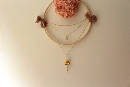collier de mariée gingko, collier pour dos nu avec des pierres de lune
