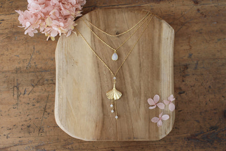 collier de dos pour mariée en laiton doré et pierre de lune