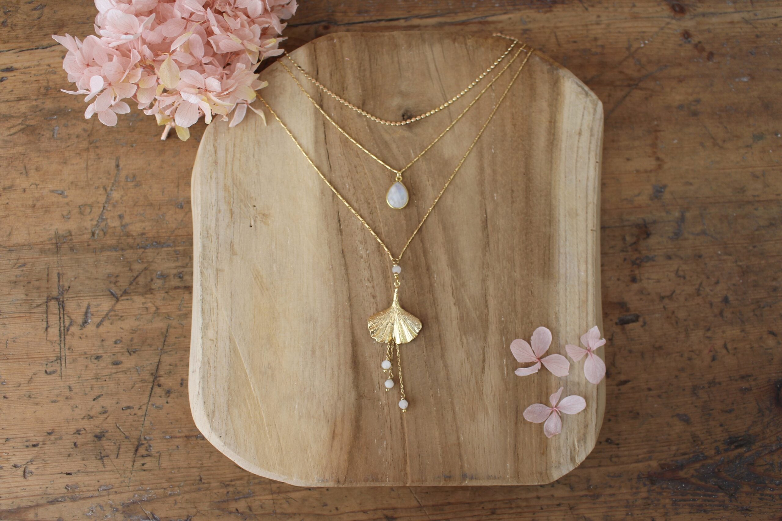 collier de dos pour mariée en laiton doré et pierre de lune