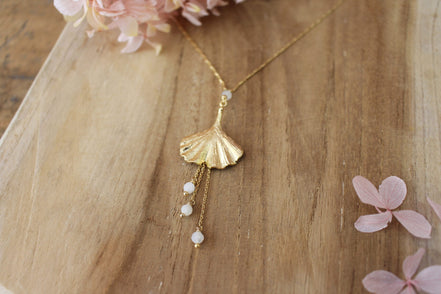 collier de dos pour mariée, avec feuille de gingko et pluie de pierre de lune