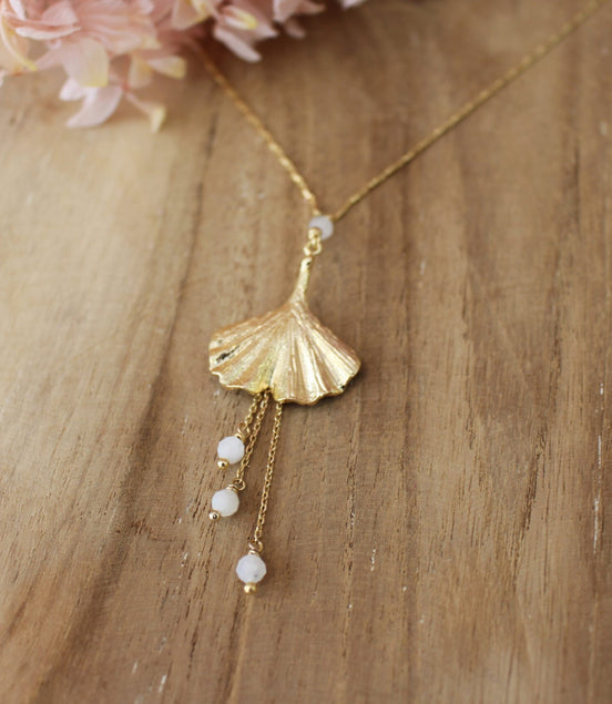 collier de dos pour mariée, avec feuille de gingko et pluie de pierre de lune