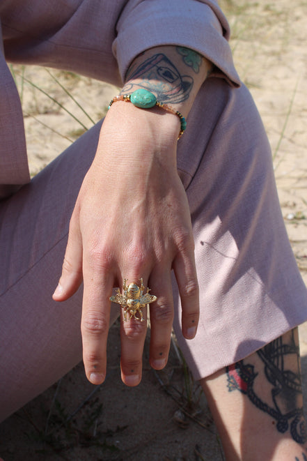 bijoux pour femme en laiton doré, collection BEE pour femme audacieuse
