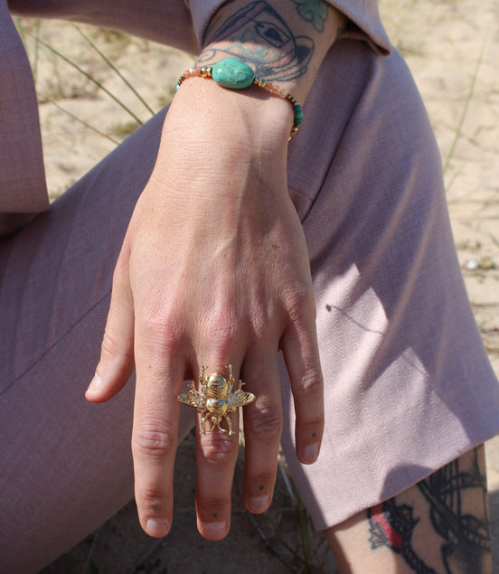 bijoux pour femme en laiton doré, collection BEE pour femme audacieuse