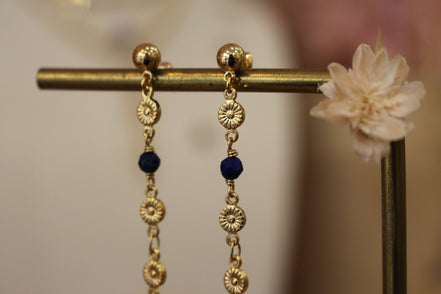 boucles d'oreilles dorées à l'or 24 carats décorées de fleurs dorées et perles de lapis lazuli