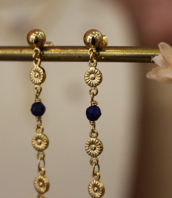 boucles d'oreilles dorées à l'or 24 carats décorées de fleurs dorées et perles de lapis lazuli