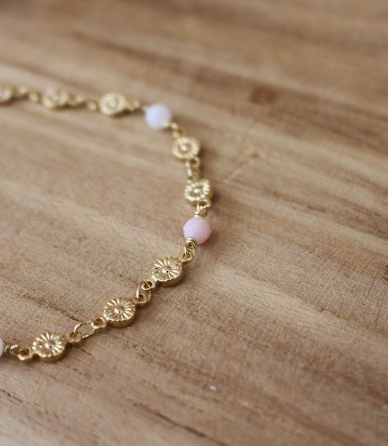 bracelet pour femme collection printemps de Kassiopeia,, composé d'une chaîne de fleurs dorées et de perles d'opale rose
