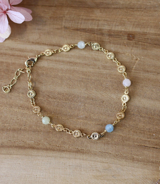 bracelet doré pour femme, composé d'une chaine en fleurs dorées et de perles d'aigue marine