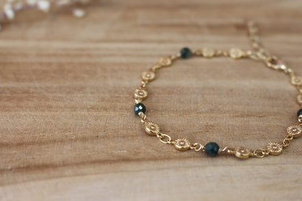 bracelet doré pour femme, orné de pierres naturelles