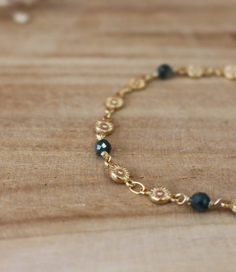 bracelet doré pour femme, orné de pierres naturelles