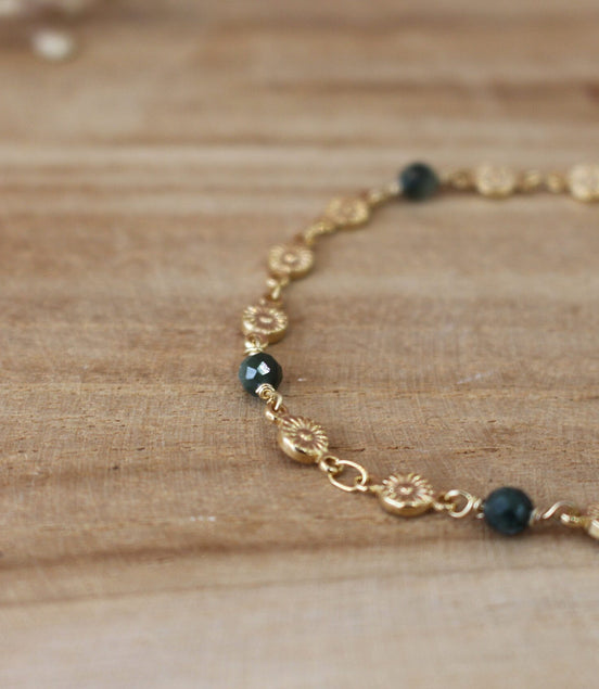 bracelet doré pour femme, orné de pierres naturelles
