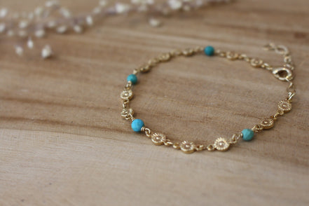 bracelet en laiton doré avec une chaîne ornée de fleurs et de perles en turquoise