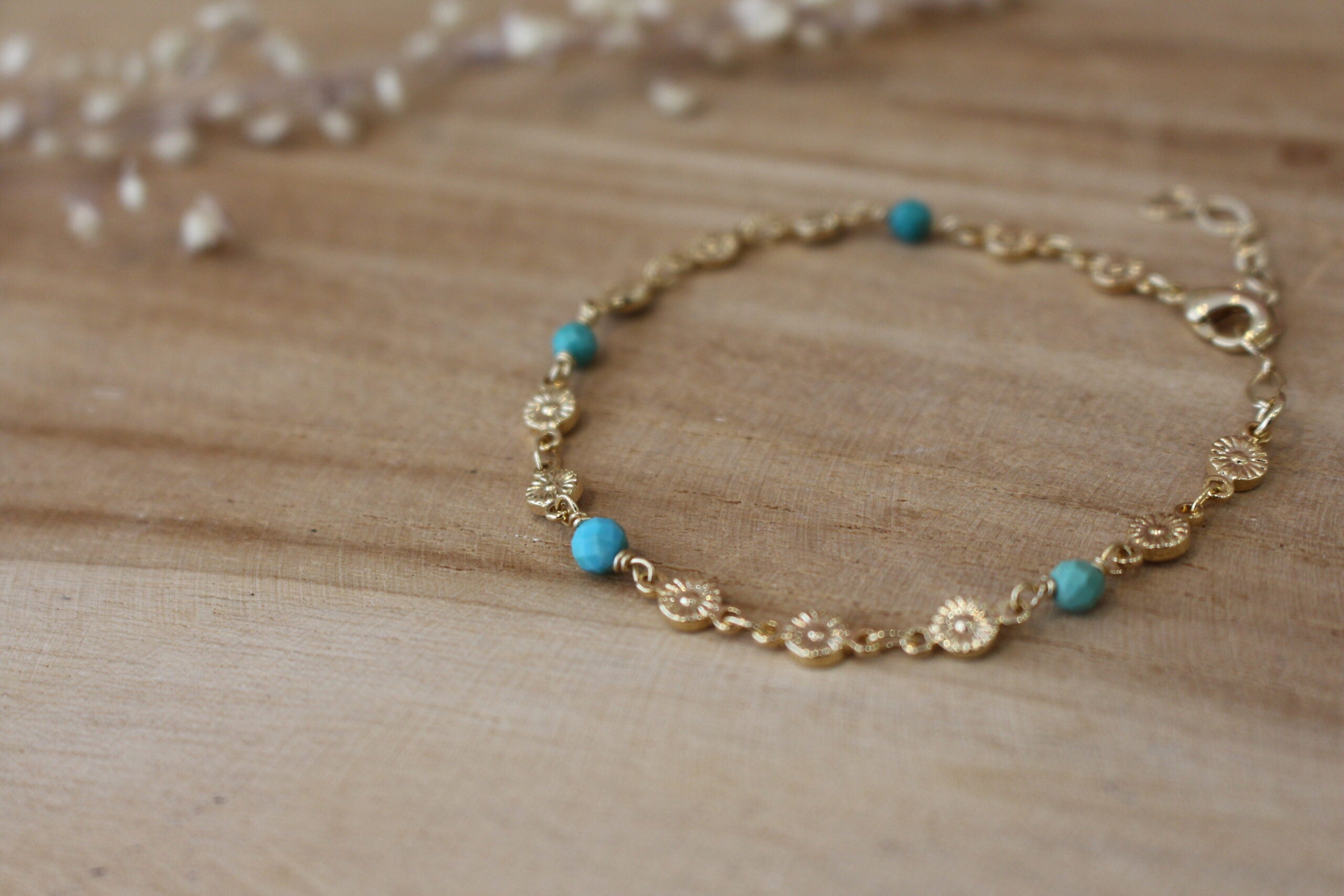 bracelet en laiton doré avec une chaîne ornée de fleurs et de perles en turquoise