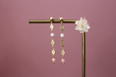 boucles d'oreilles dorées pour femme, ornées de fleurs dorées et perles d'opale rose