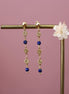 boucles d'oreilles pour femme composées d'une chaîne en fleurs dorées et perles de lapis lazuli