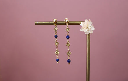 boucles d'oreilles pour femme composées d'une chaîne en fleurs dorées et perles de lapis lazuli