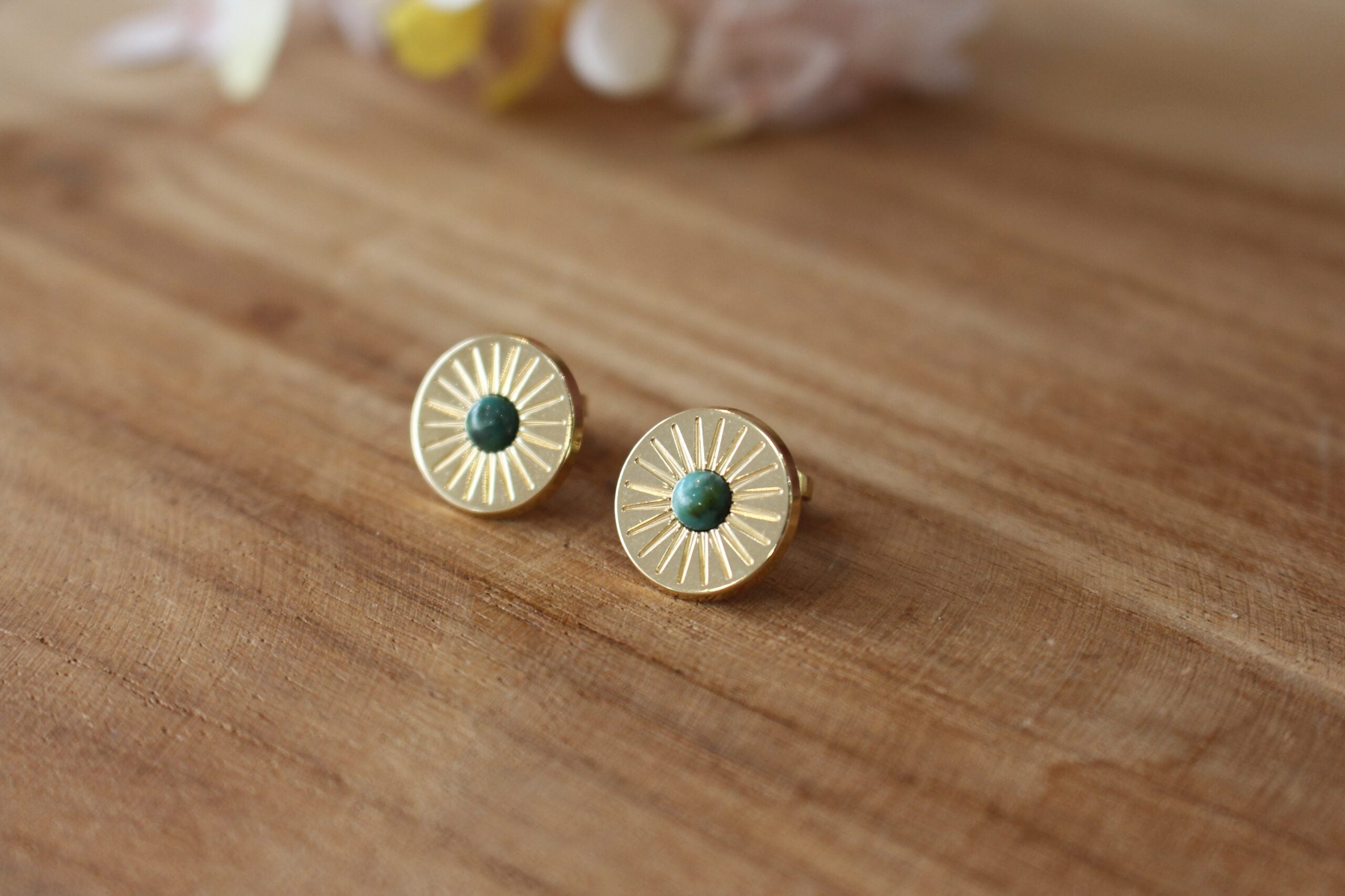 boucles d'oreilles dorées avec une pierre de turquoise du pérou, idée cadeau pour femme