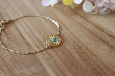 bracelet pour femme avec une médaille,avec un pierre de turquoise du Pérou, bracelet plaqué or