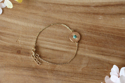 bracelet pour femme en laiton plaqué or et médaille avec une pierre de turquoise du Pérou