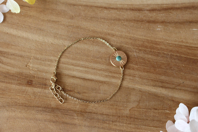 bracelet pour femme en laiton plaqué or et médaille avec une pierre de turquoise du Pérou