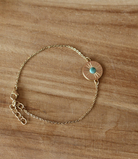 bracelet pour femme en laiton plaqué or et médaille avec une pierre de turquoise du Pérou