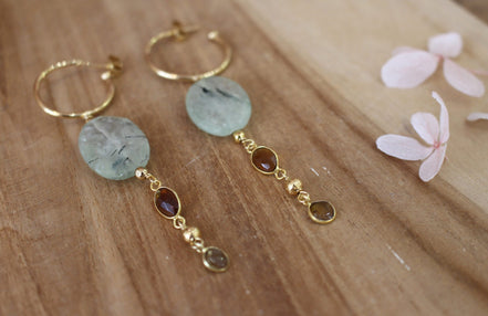 boucles d'oreilles en laiton doré et pendentif en phrénite et tourmaline