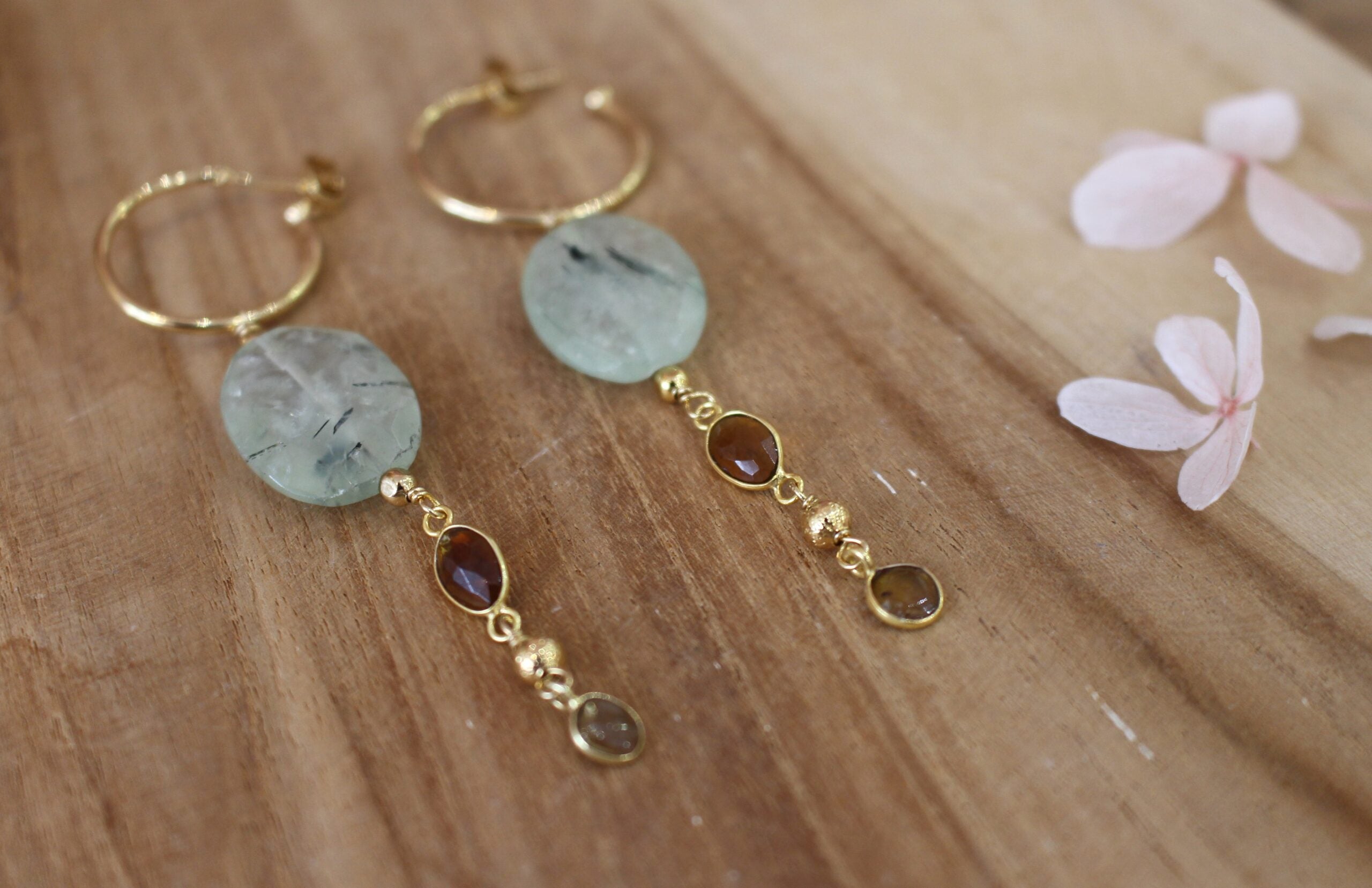 boucles d'oreilles en laiton doré et pendentif en phrénite et tourmaline
