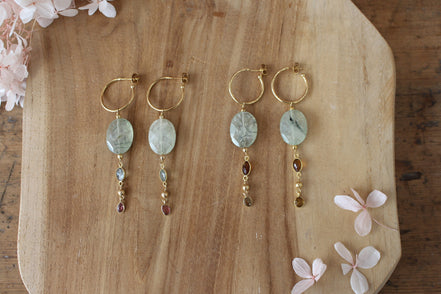 boucles d'oreilles pour femme en laiton doré et pendentif en phrénite et tourmaline.