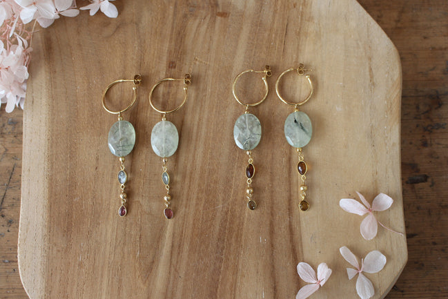 boucles d'oreilles pour femme en laiton doré et pendentif en phrénite et tourmaline.