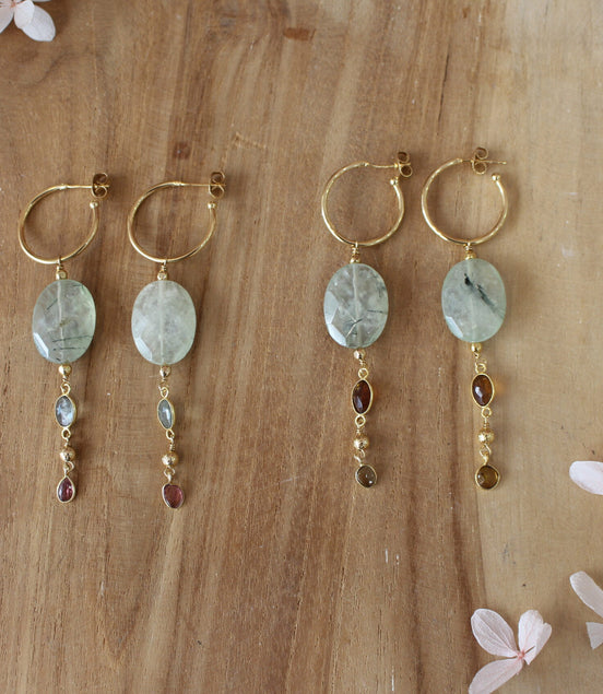 boucles d'oreilles pour femme en laiton doré et pendentif en phrénite et tourmaline.