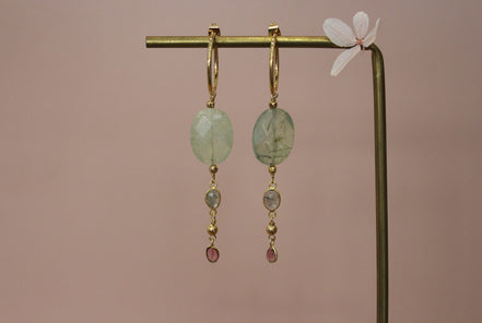 boucles d'oreilles en laiton doré avec un pendentif en phrénite et pierres de tourmaline serties