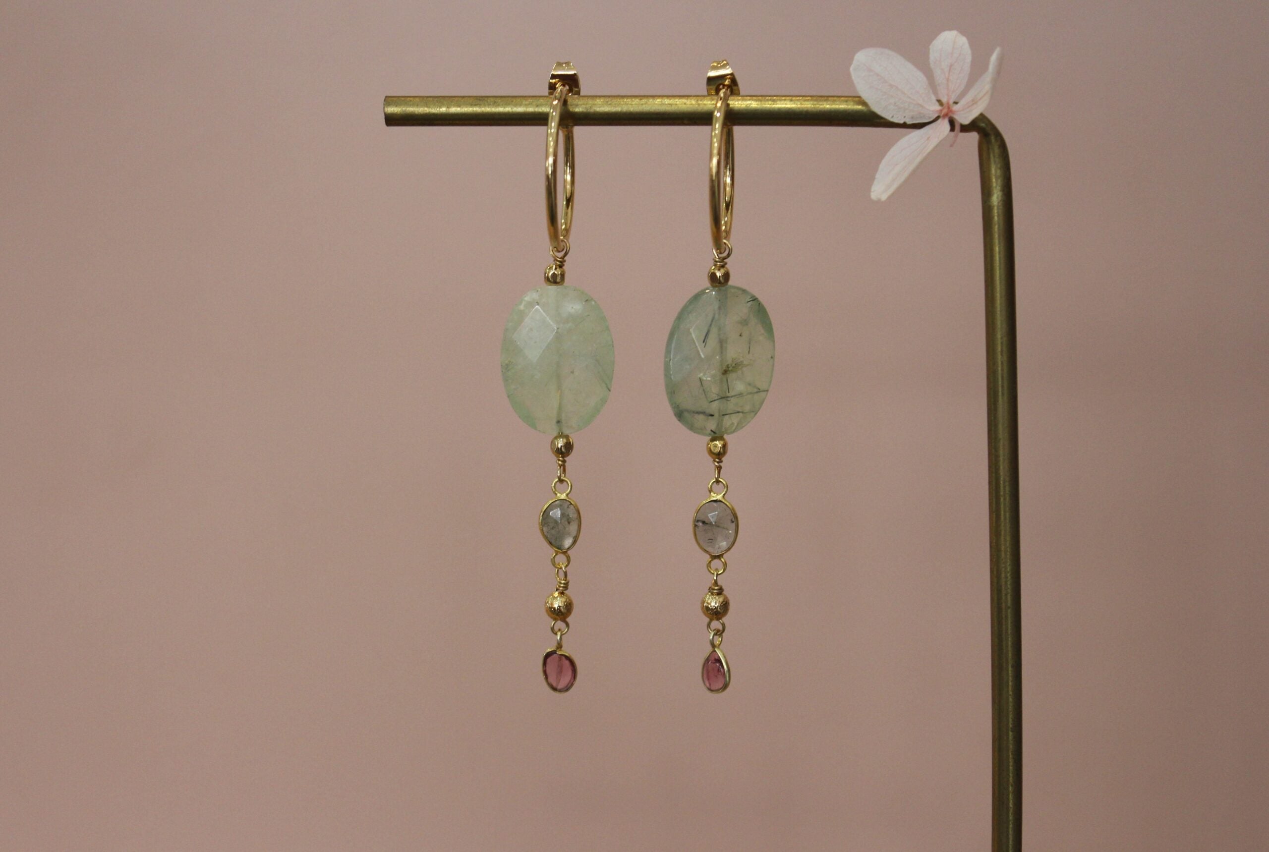 boucles d'oreilles en laiton doré avec un pendentif en phrénite et pierres de tourmaline serties
