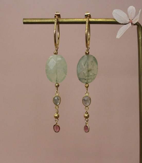 boucles d'oreilles en laiton doré avec un pendentif en phrénite et pierres de tourmaline serties