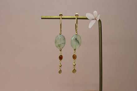 boucles d'oreilles dorées pour femme. créoles avec des pendentif en phrénite et tourmalines