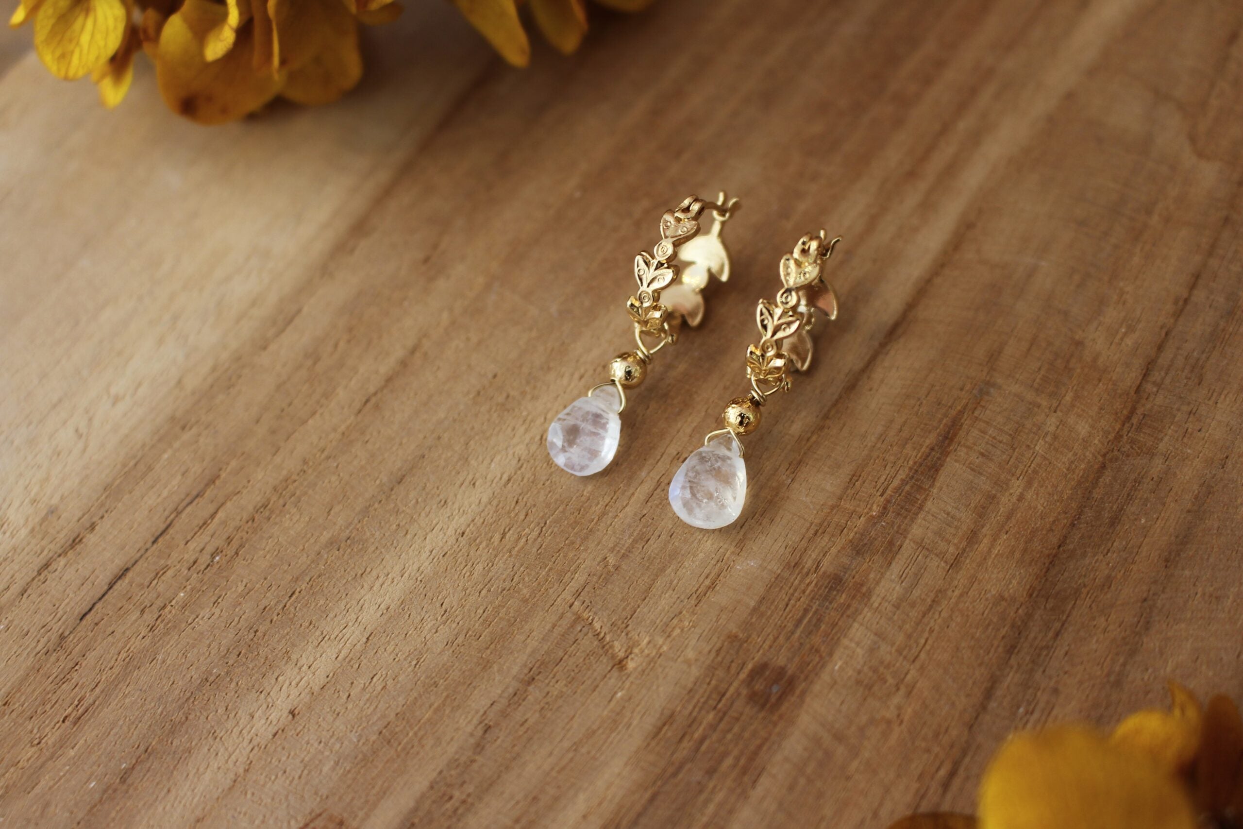 boucles d'oreilles créoles en laiton doré avec un pendentif en pierre de lune