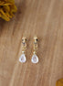 boucles d'oreilles dorées en forme de créoles avec un pendentif en pierre de lune