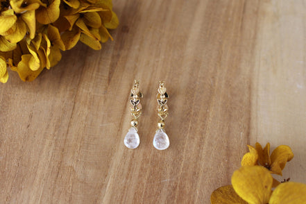 boucles d'oreilles dorées en forme de créoles avec un pendentif en pierre de lune