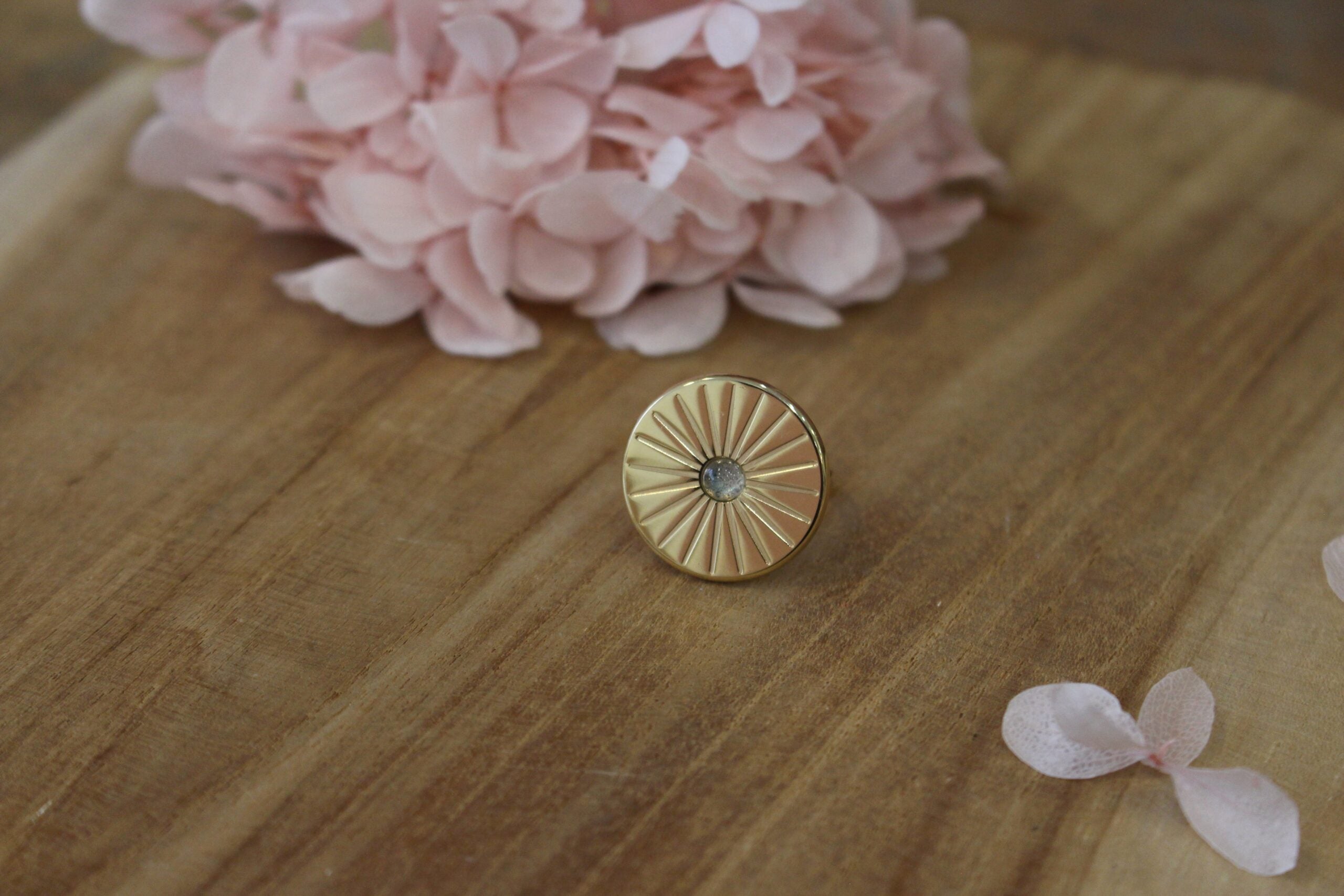 bague formant un rayon de soleil et orné d'une , bague en plaqué or