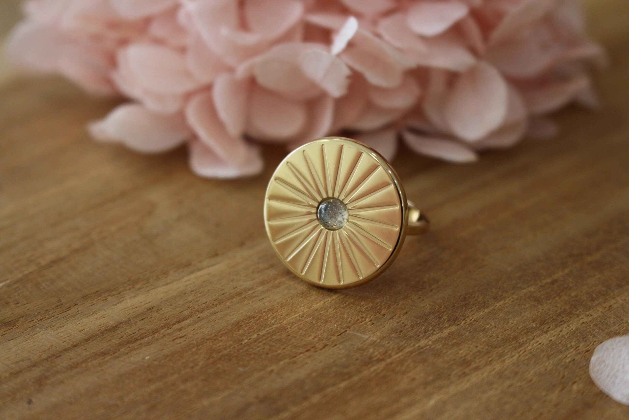 bague en plaqué or en forme de rayon du soleil avec un cabochon de labradorite
