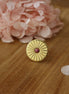 bague avec des ciselures représentant un rayon de soleil, et orné d'un cabochon en rhodochrosite