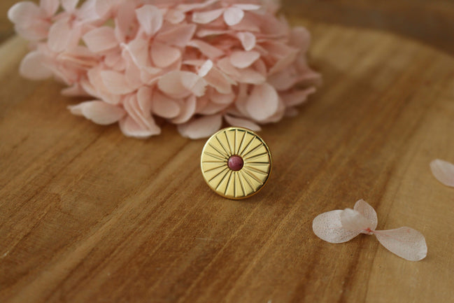 bague avec des ciselures représentant un rayon de soleil, et orné d'un cabochon en rhodochrosite