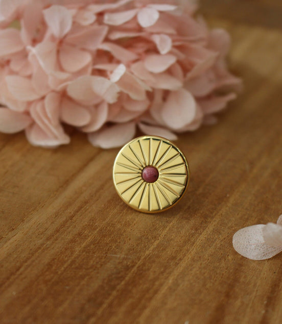 bague avec des ciselures représentant un rayon de soleil, et orné d'un cabochon en rhodochrosite