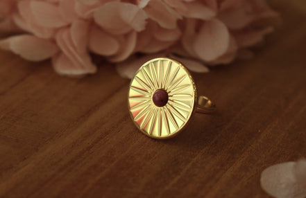 bague doré ornée d'une cabochon de rhodochrosite
