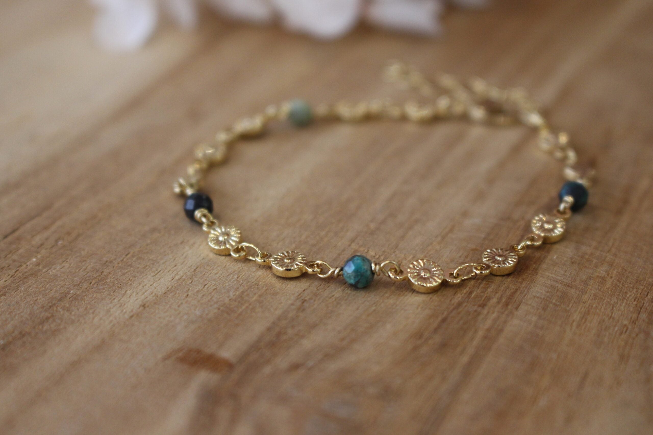 Gourmette en fleurs dorées avec des perles en chrysocolle, idée cadeau pour femme