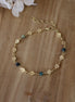bracelet avec une chaîne en fleurs dorées et perles de chrysocolle