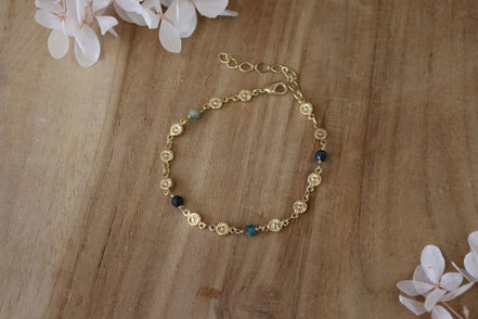 bracelet avec une chaîne en fleurs dorées et perles de chrysocolle