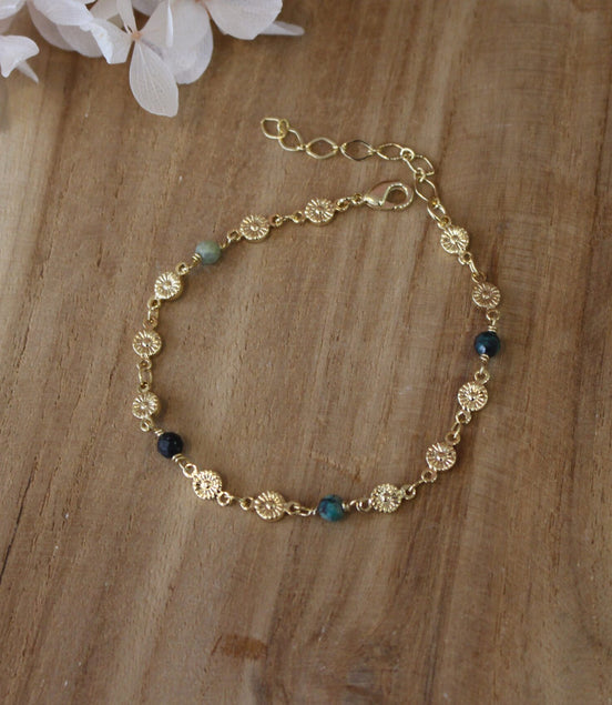 bracelet avec une chaîne en fleurs dorées et perles de chrysocolle