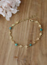 bracelet doré avec une chaine de fleurs et des perles en chrysocolle