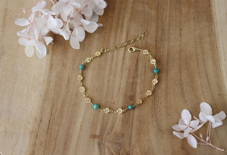 bracelet doré avec une chaine de fleurs et des perles en chrysocolle