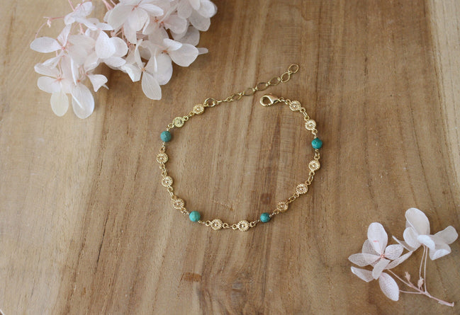 bracelet doré avec une chaine de fleurs et des perles en chrysocolle
